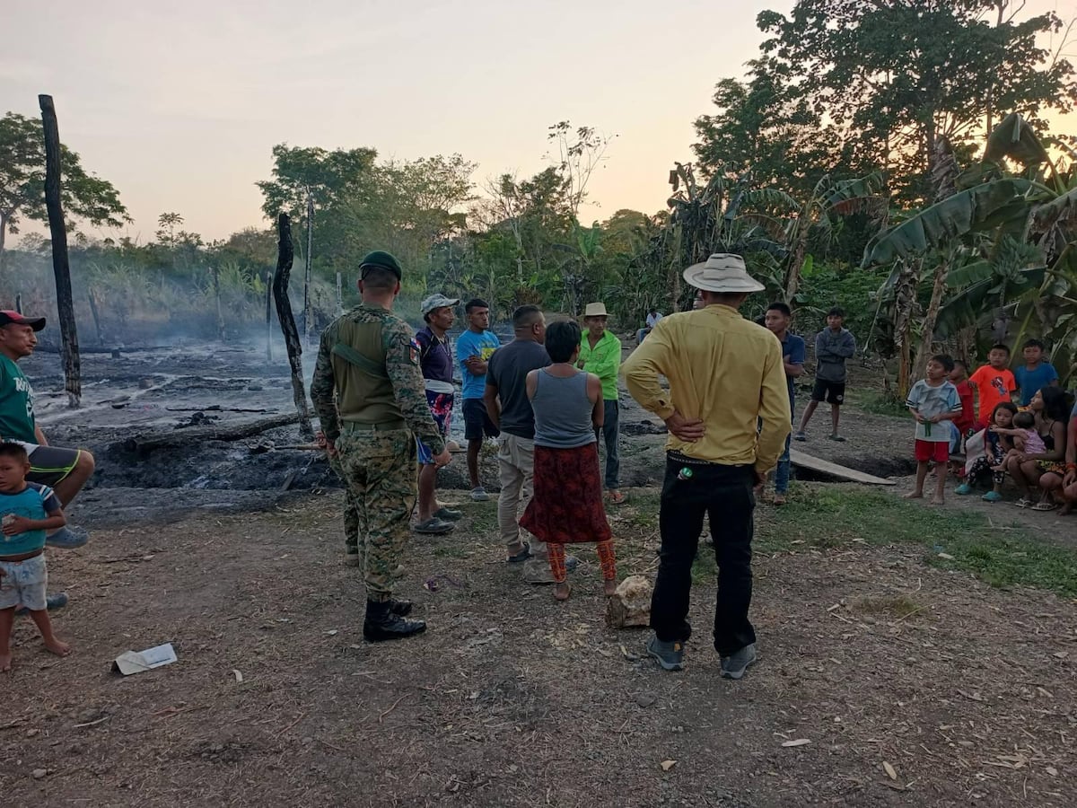 Fuego arrasa con dos casas en Puerto Limón mientras la comunidad estaba en un sepelio