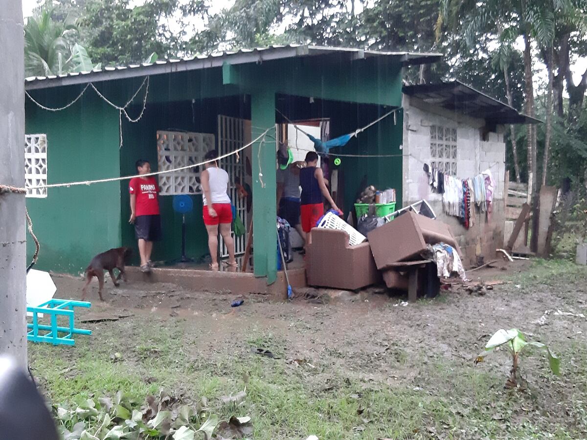 Piden ayuda. Casas quedan inundadas tras desborde del río Burunga