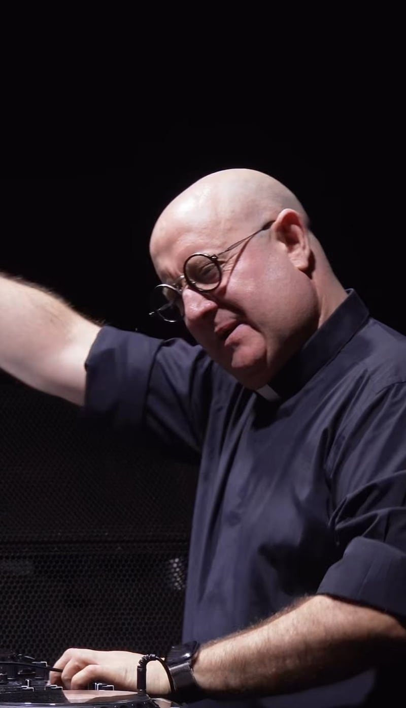 Tremendo party: sacerdote DJ  homenajea al papa Francisco  y viraliza versión católica de Bad Bunny + VIDEO