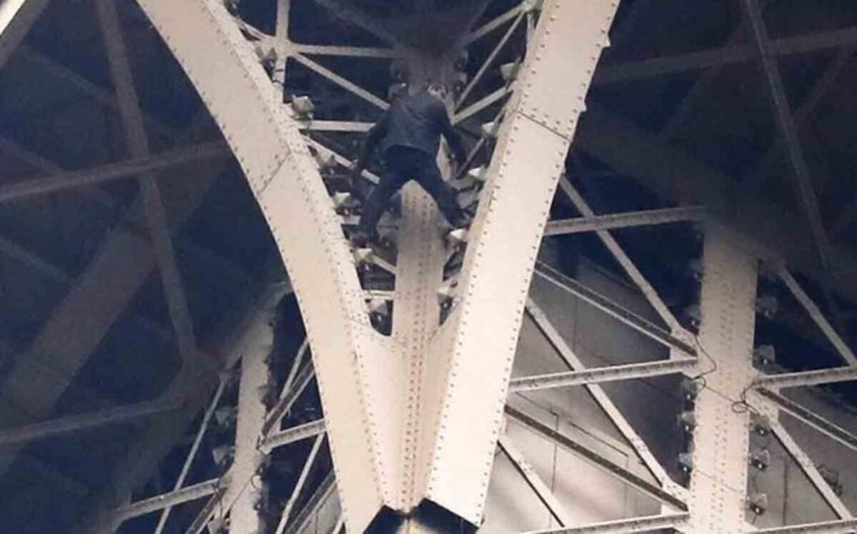 Arrestan a hombre que amenazaba con lanzarse de la Torre Eiffel