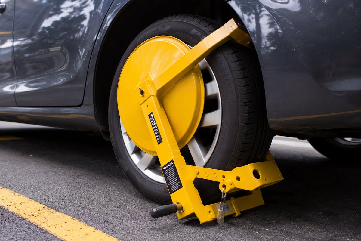 ¡Se acabó el juega vivo! Pondrán ‘botas’ a carros que invadan aceras y áreas públicas