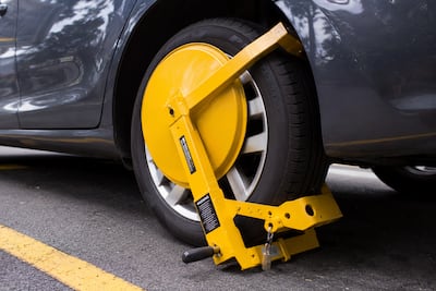 ¡Se acabó el juega vivo! Pondrán ‘botas’ a carros que invadan aceras y áreas públicas