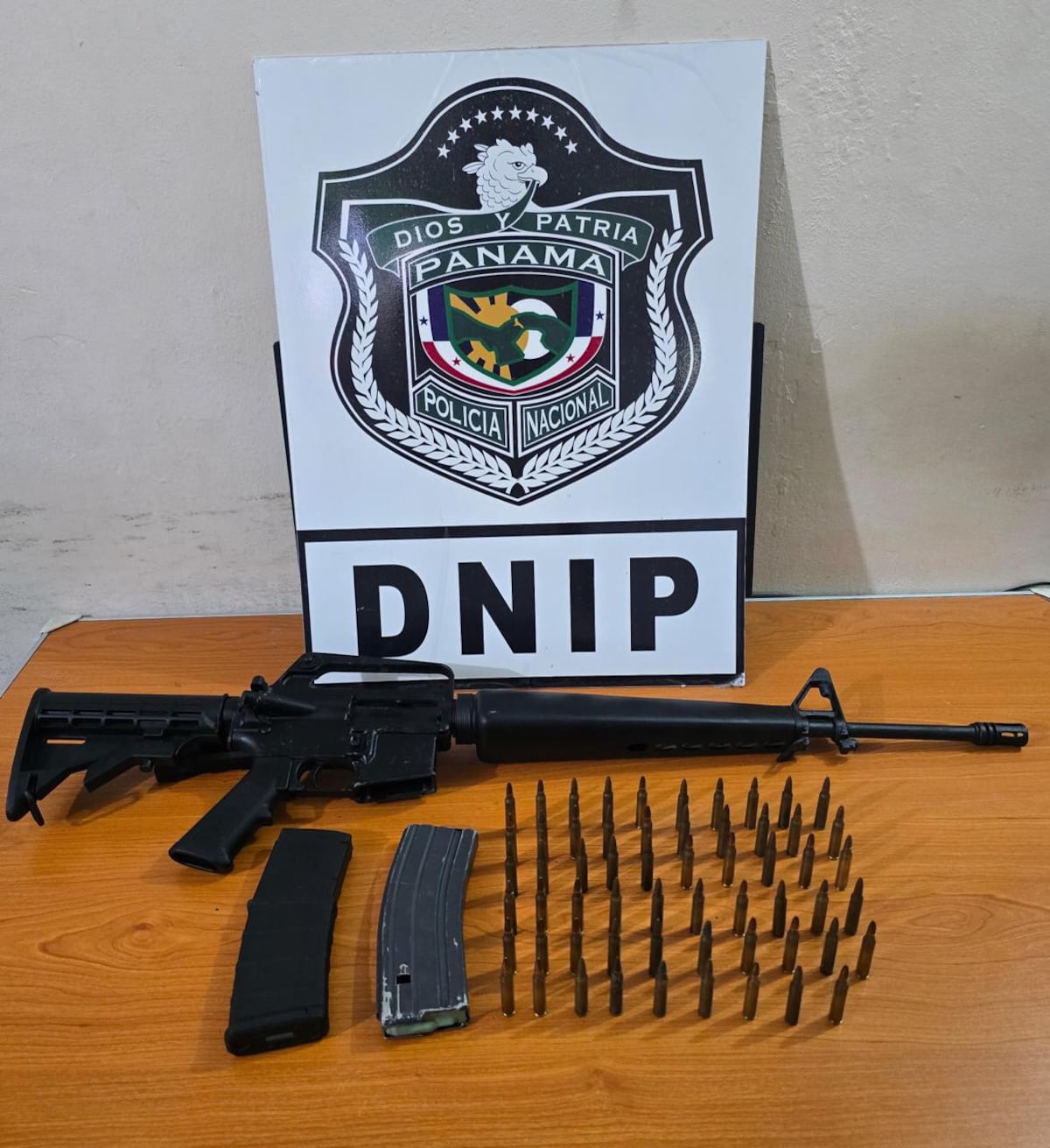 Lo pillaron. Funcionario de Aduanas cae con fusil M-16 en allanamiento en Nuevo Tocumen