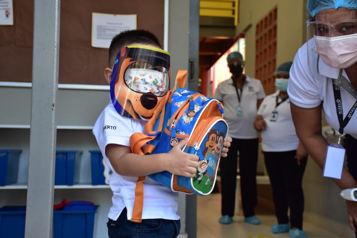 Centros de atención de niños abren bajo estricta supervisión