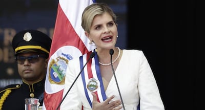 Evacúan a la presidenta de Costa Rica de una gira de campo tras escucharse una explosión