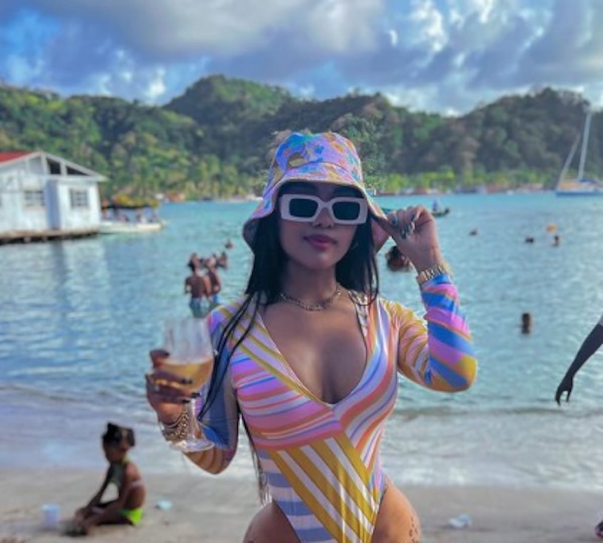 Anyuri se toma foto en Colón con fondo de playa con basura y la mandan a limpiar: ‘dejen su show’