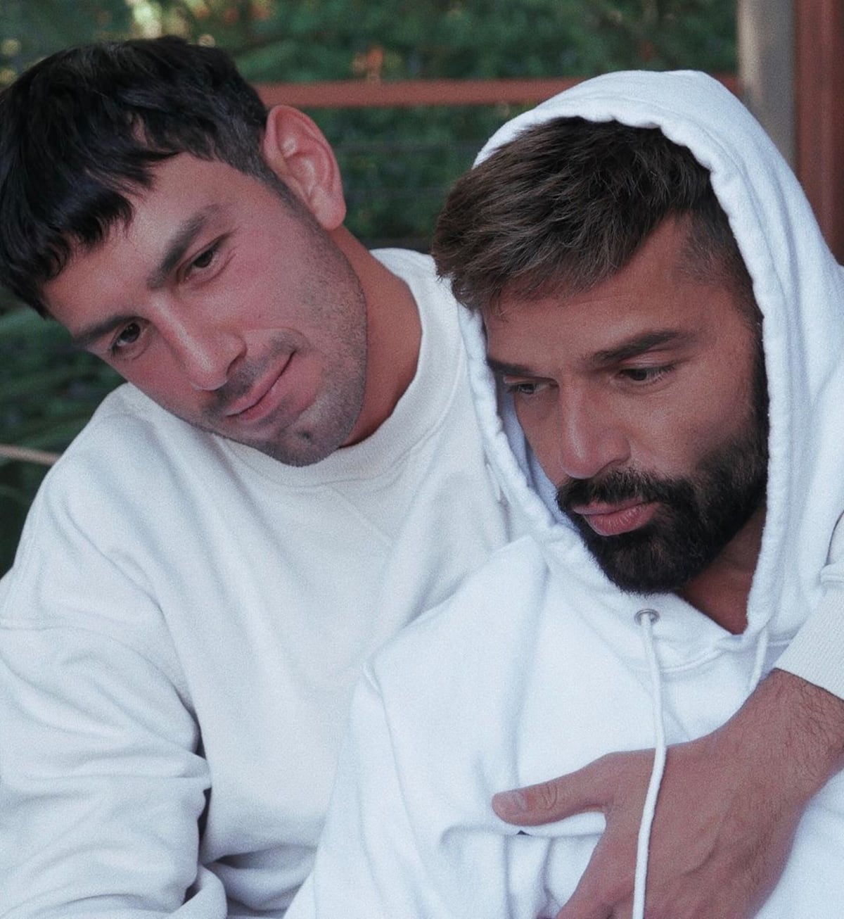 El besazo de Ricky Martin a su esposo que se volvió viral +Letra y video