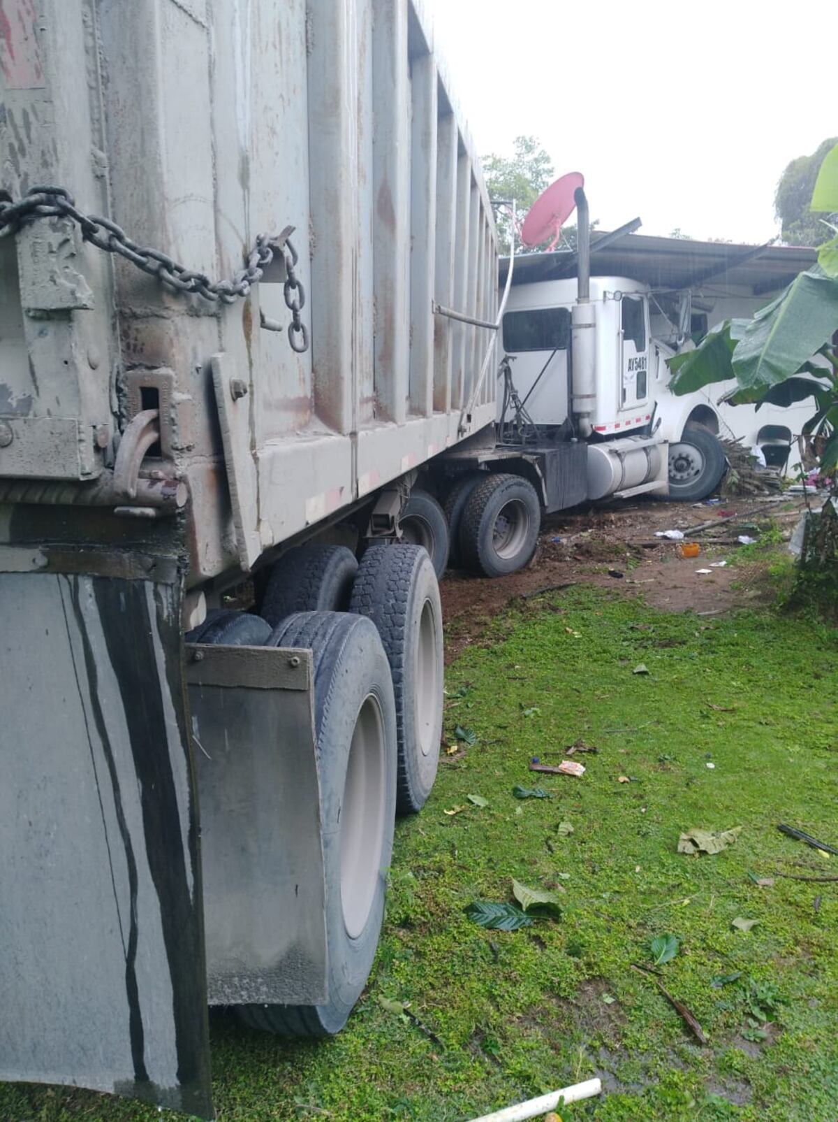 Camión articulado choca contra una casa. Hay heridos