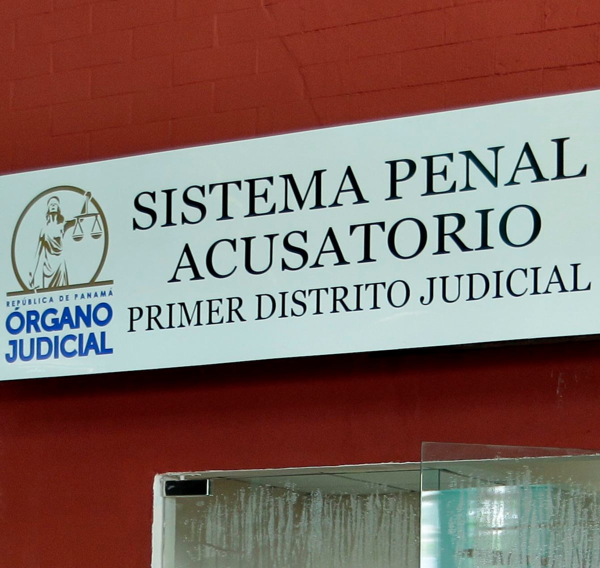 Exfiscal seguirá detenido por supuesto delito de corrupción