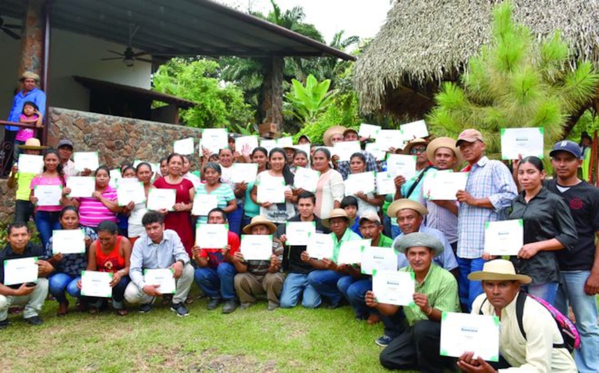 ¡ENHORABUENA! Se gradúan 43 emprendedores en la comunidad Cerro Plata de Cañazas