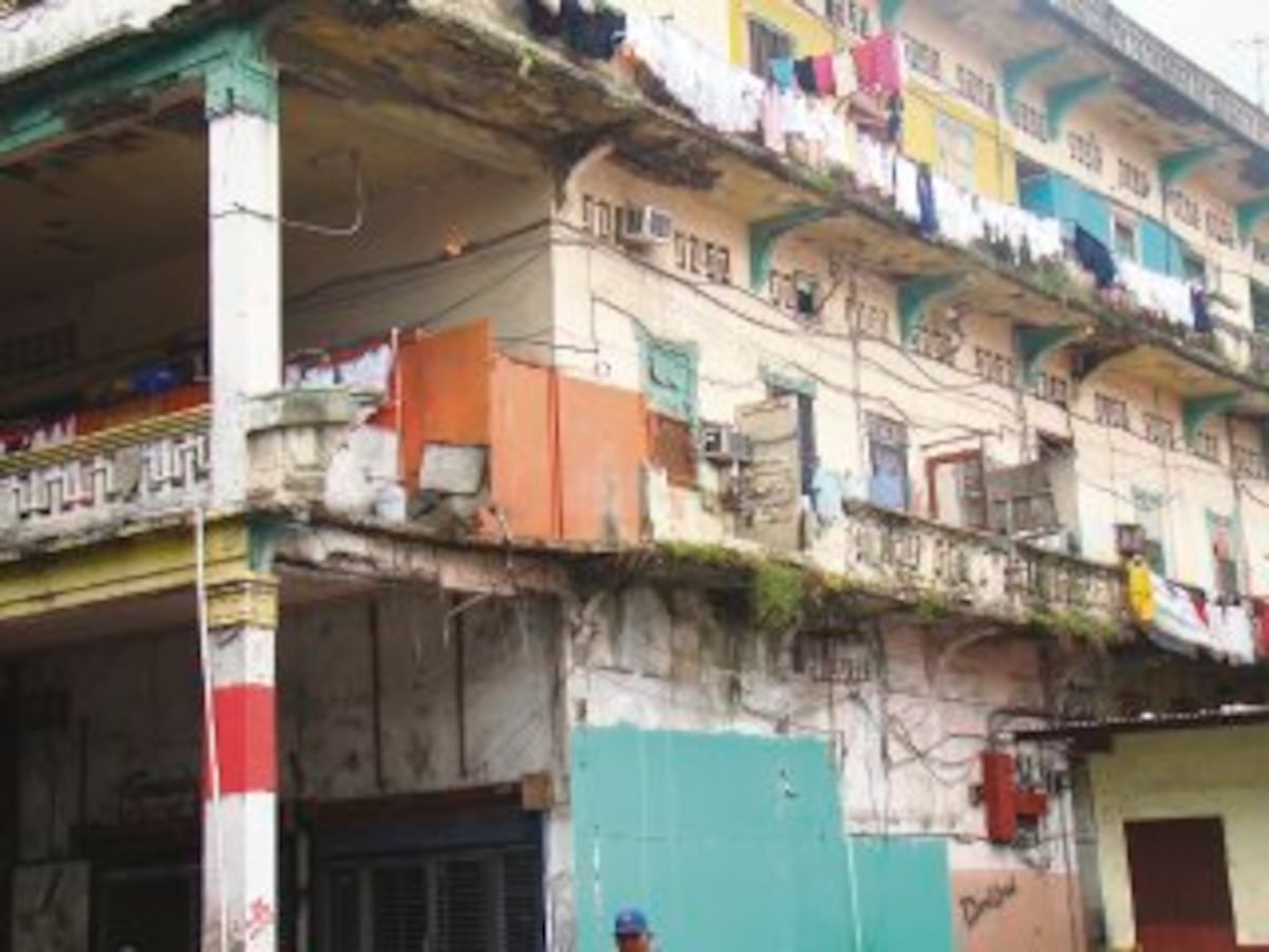 ‘Aquí tememos por nuestras vidas’, 40 familias en Colón viven en edificio al borde del colapso