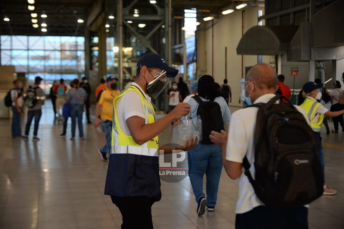 Metro de Panamá se pronuncia sobre incidente entre un sujeto que supuestamente no usaba pantalla facial y la Policía