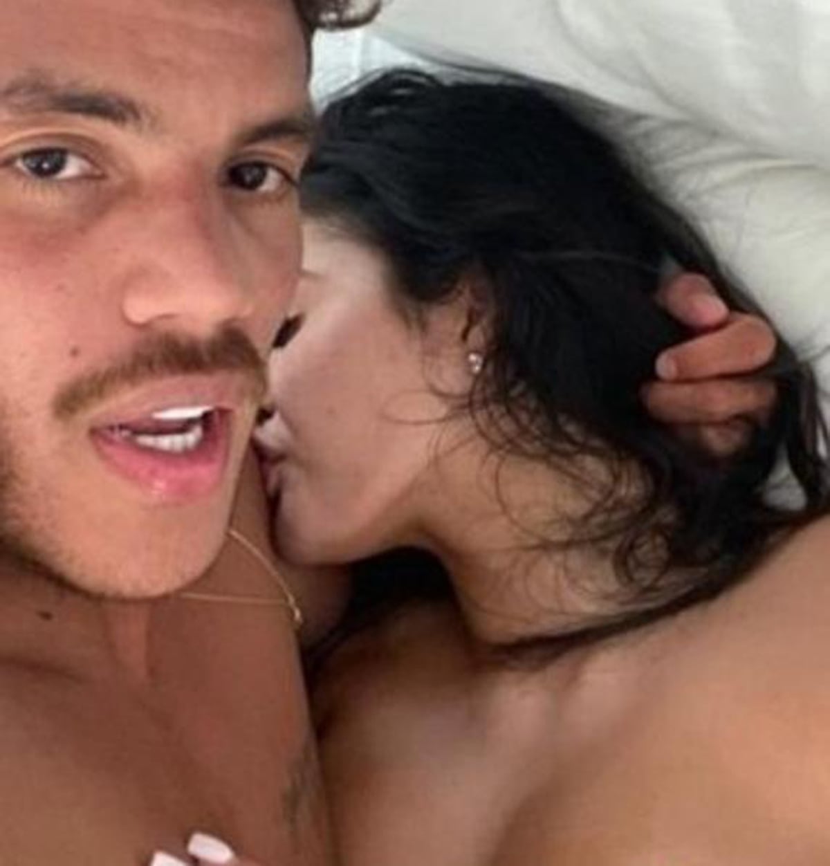 Jonathan Dos Santos publica por error una foto besándose en la cama con la  doble de