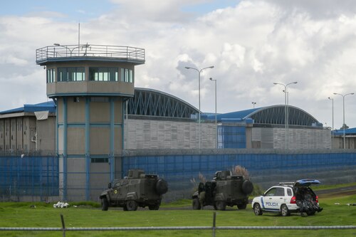 Caos penitenciario: 178 funcionarios retenidos en cárceles de Ecuador