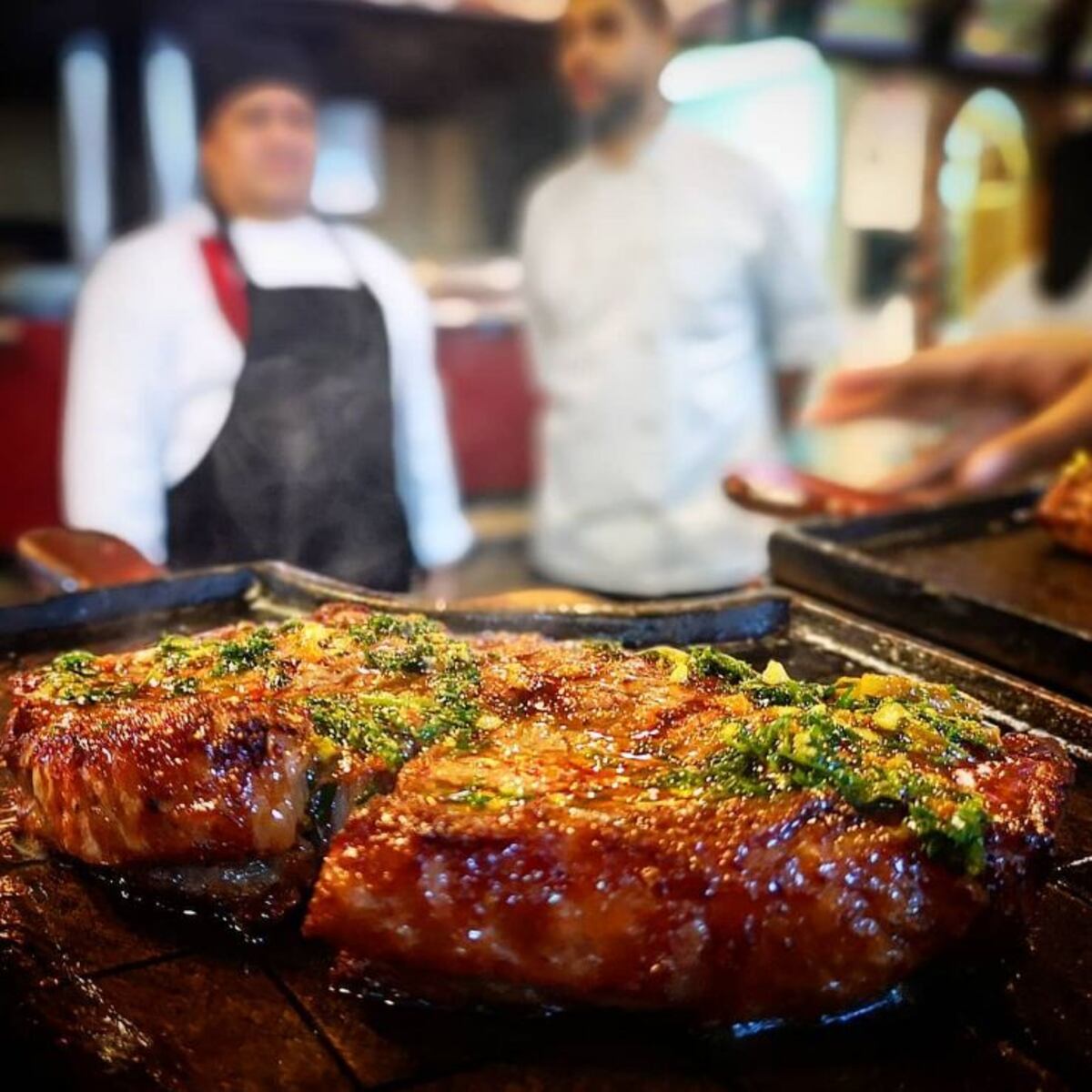 Restaurante se pronuncia por mesero venezolano que dijo que escupió comida a una diputada