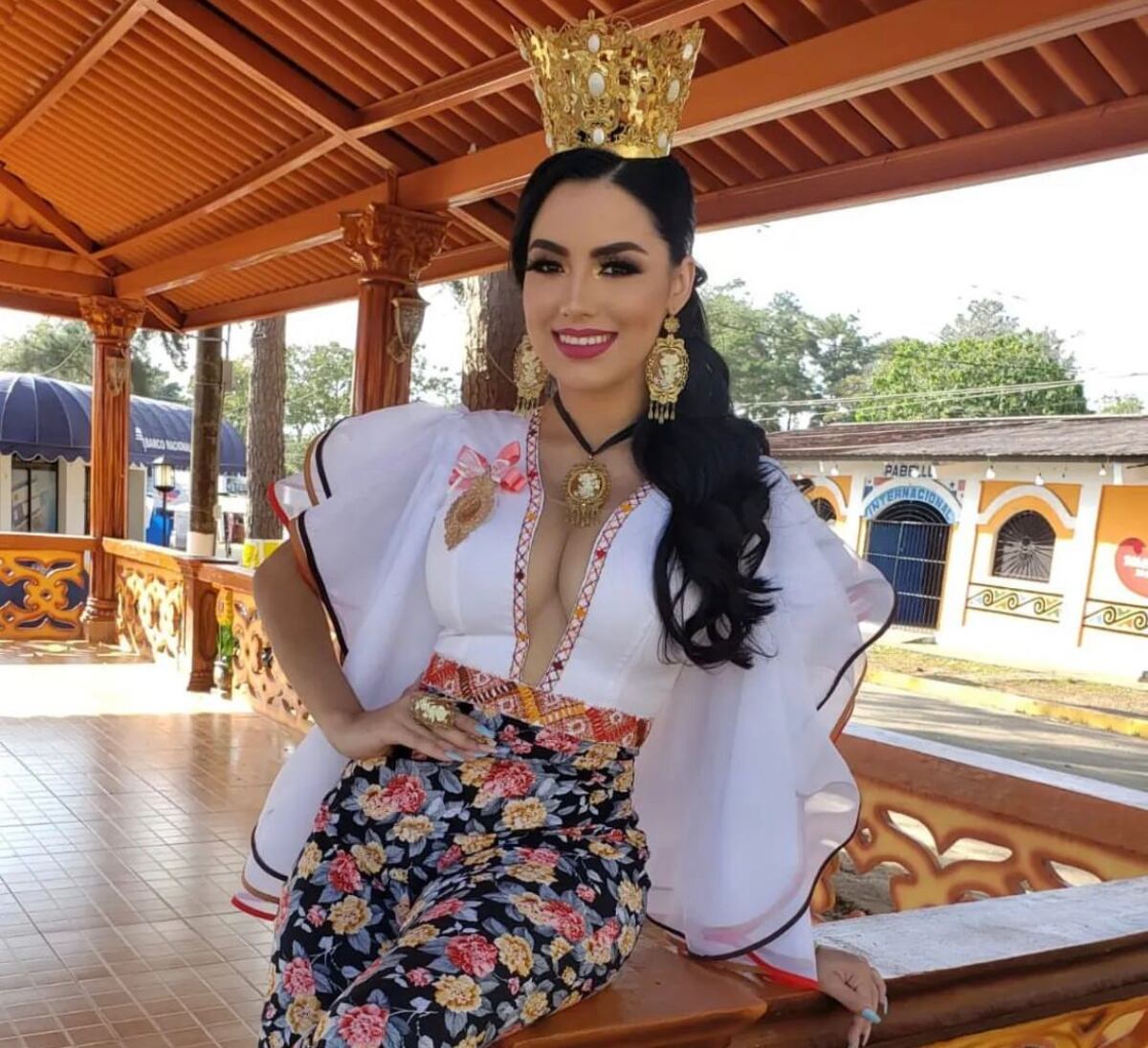 Reina escogida del carnaval capitalino recoge firmas para diputado con grupo ligado al PRD