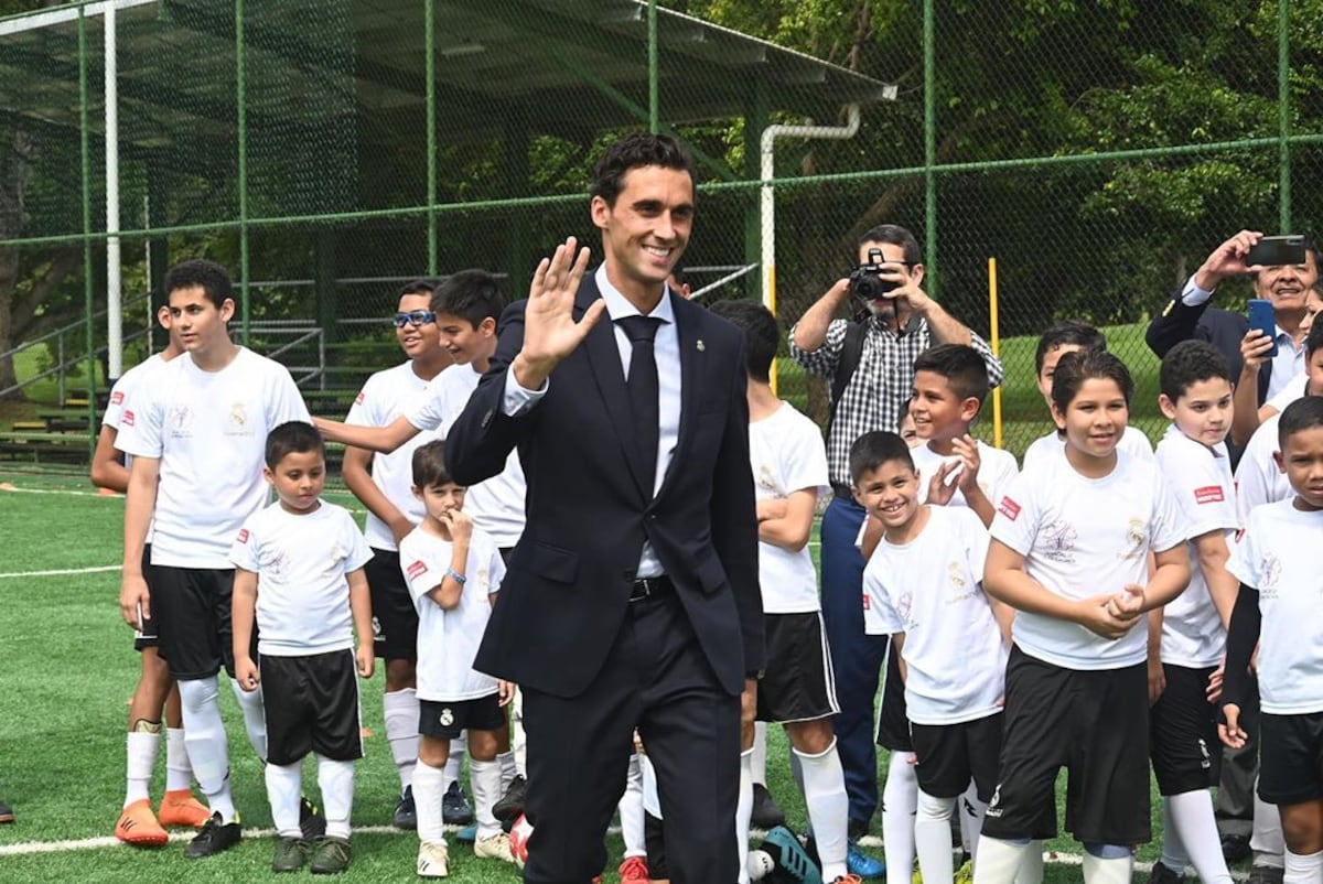 Exjugador del Real Madrid sorprende a niños en Panamá