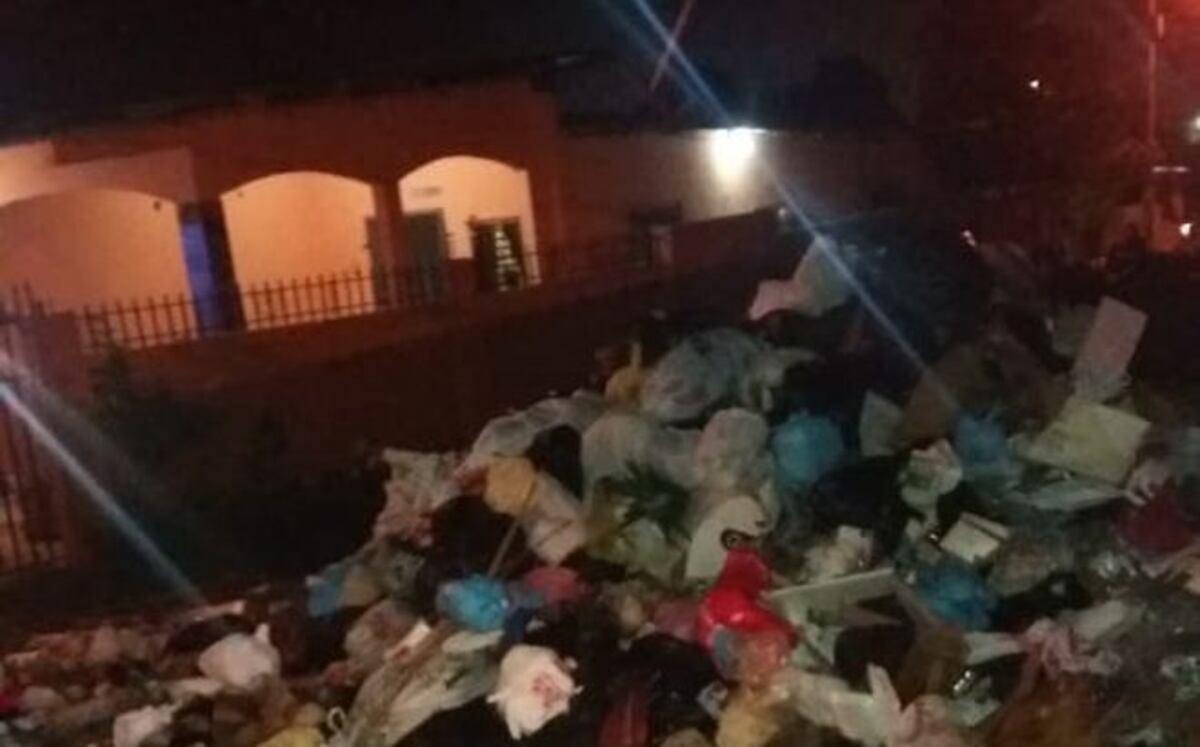 Trancan calle con cúmulos de basura que hace un mes no les recogen.Se emberracan