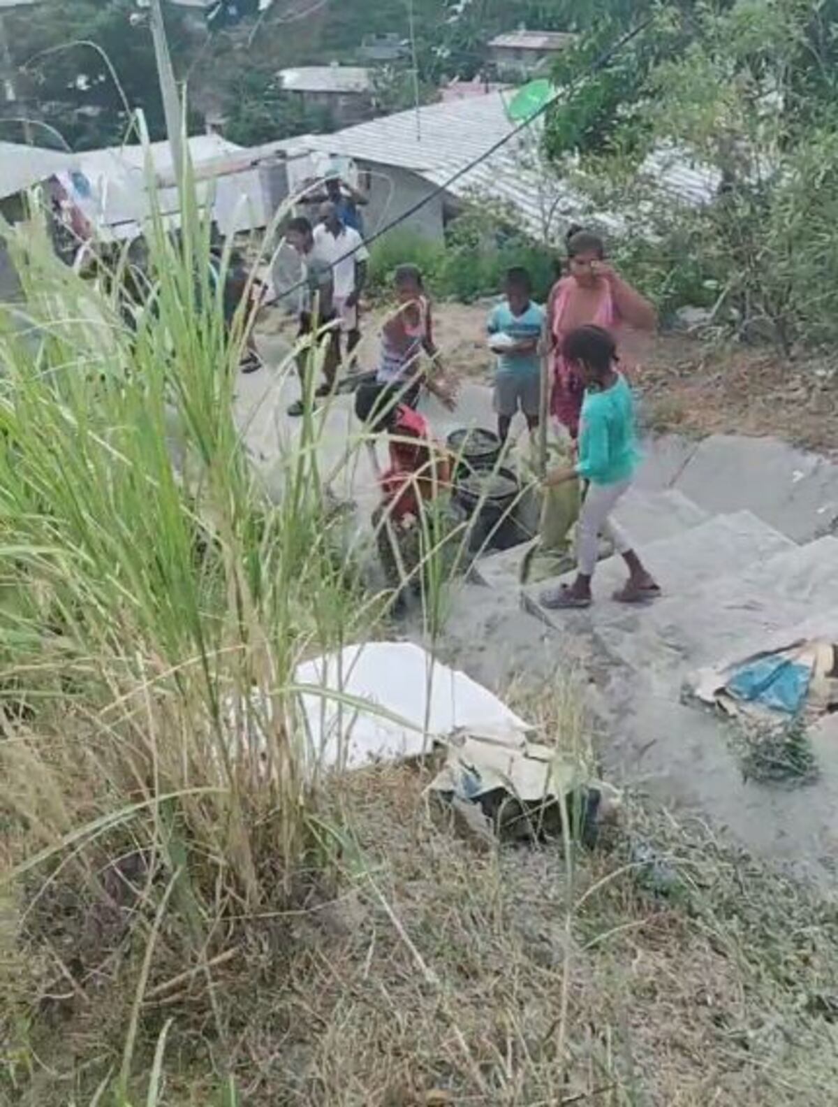 Moradores aprovecharon el cemento que dejó esparcido el camión que se fue contra una casa. Video 