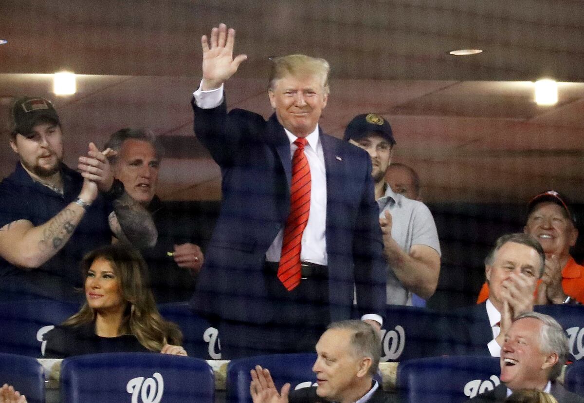 Astros vencen a los Nationals con Trump en las gradas