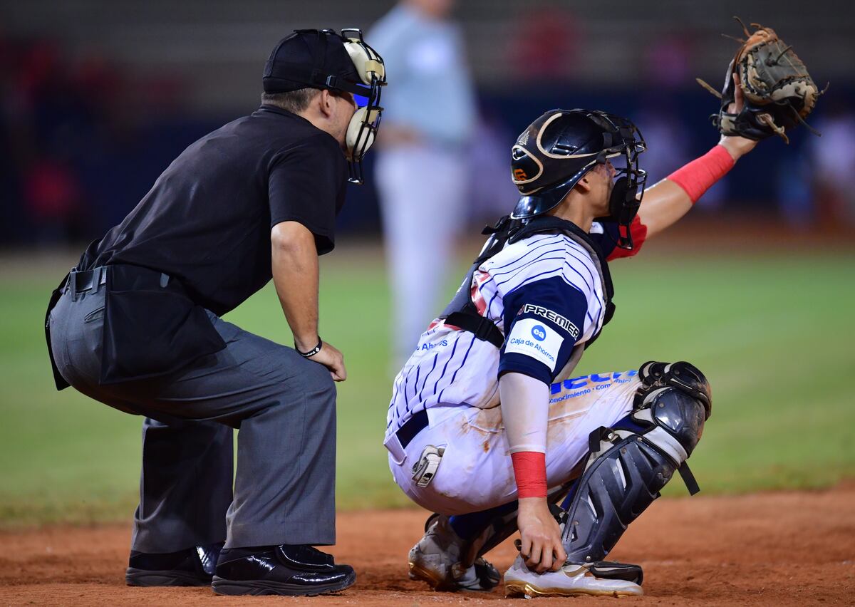 Alejandro Pecero, el doctor que impone la ley en el béisbol