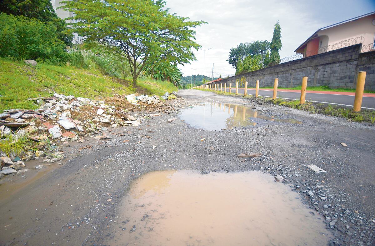 Editorial. Los políticos ya se aceitan para la campaña, pero ni para recoger la basura ni tapar los huecos sirven