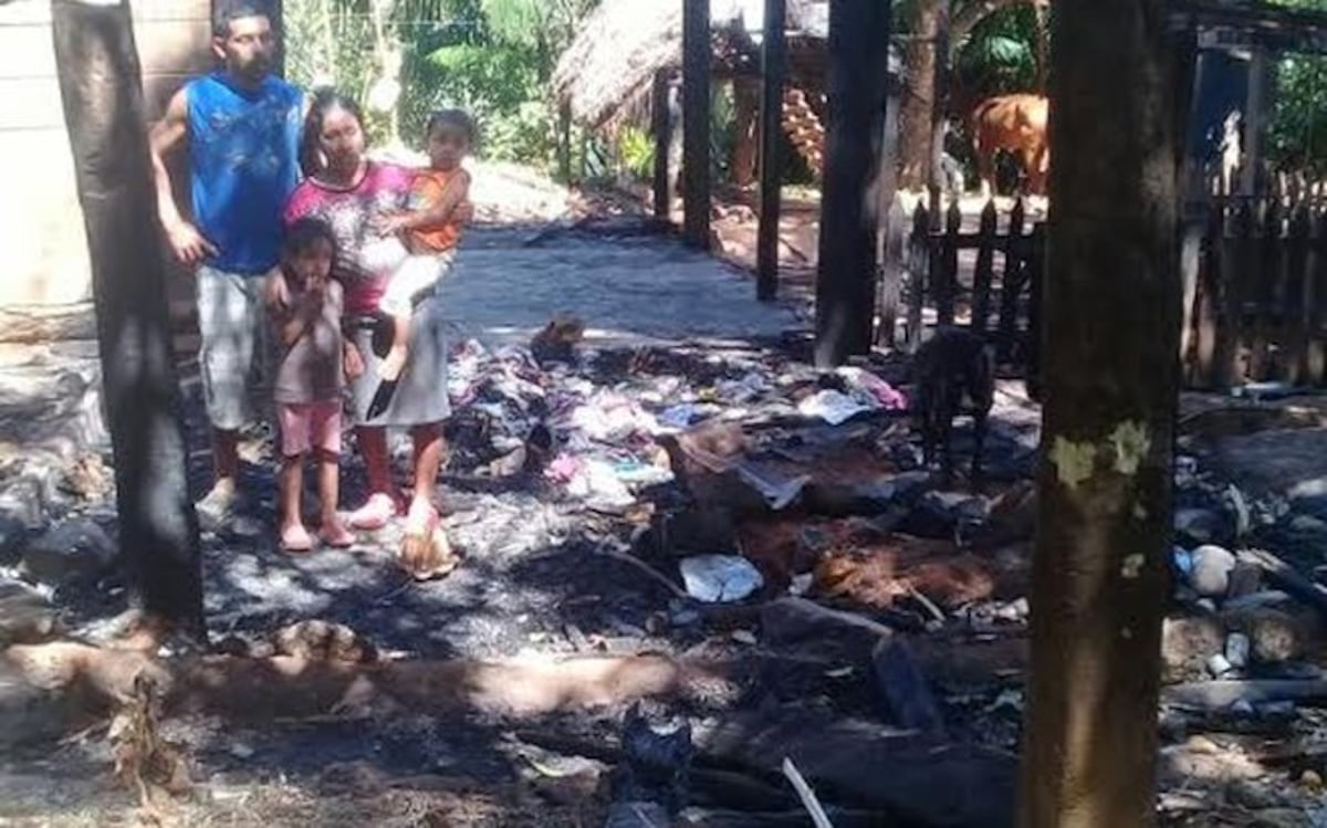 Humilde familia lo pierde todo al quemarse su casa de penca y madera 