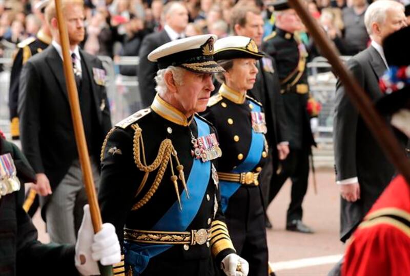 El rey Carlos III y la princesa Ana siguen el féretro de Isabel II, en el cortejo que se llevó a cabo después del funeral. EFE/Oliver Hoslet