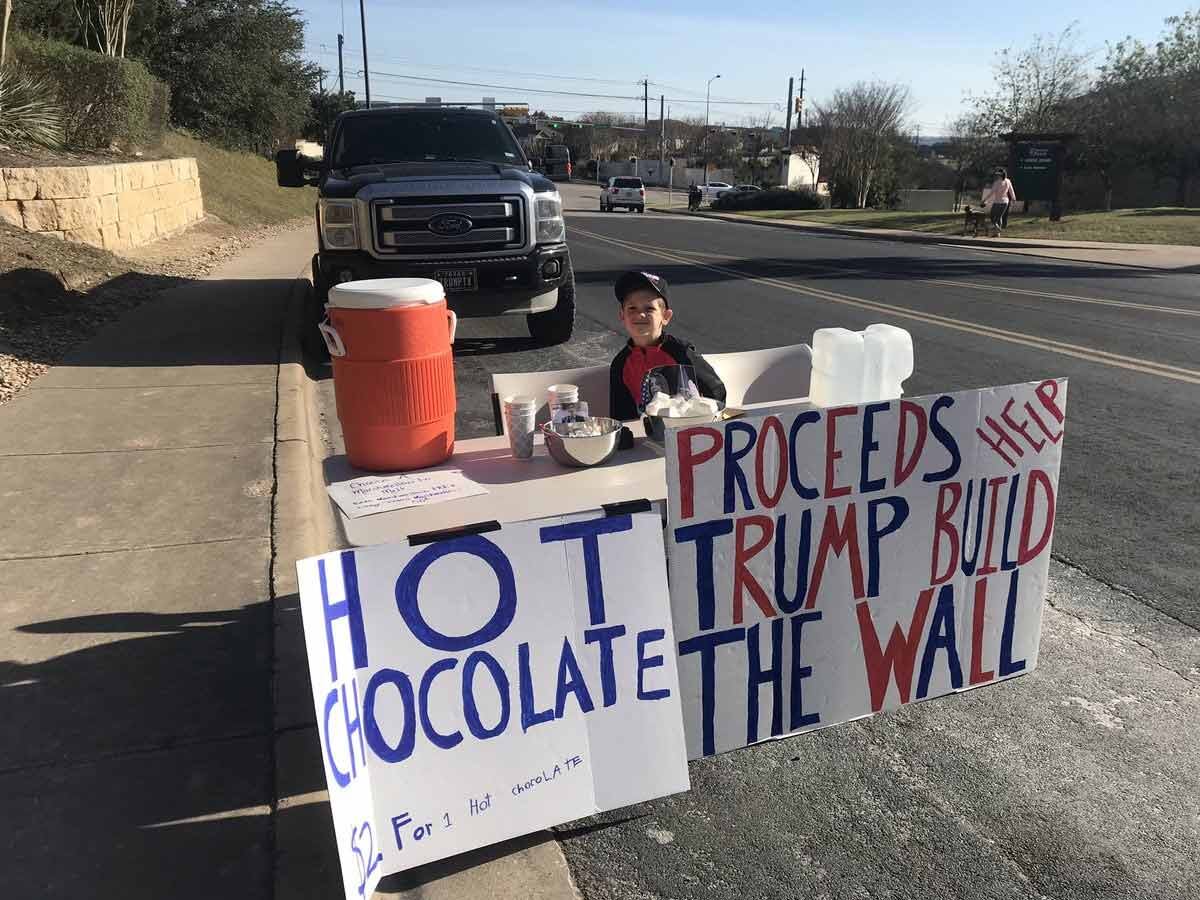 Niño vende chocolate para ayudar a Trump a construir el muro