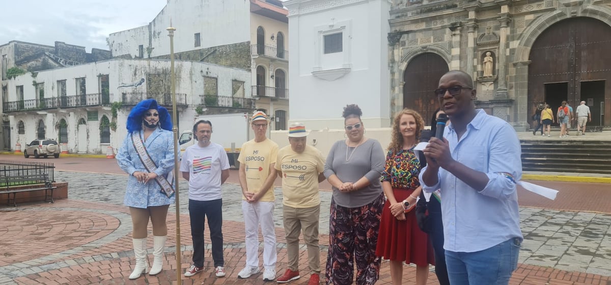 Video. Izada de la bandera da inicio al mes del orgullo de la comunidad LGBTIQ+