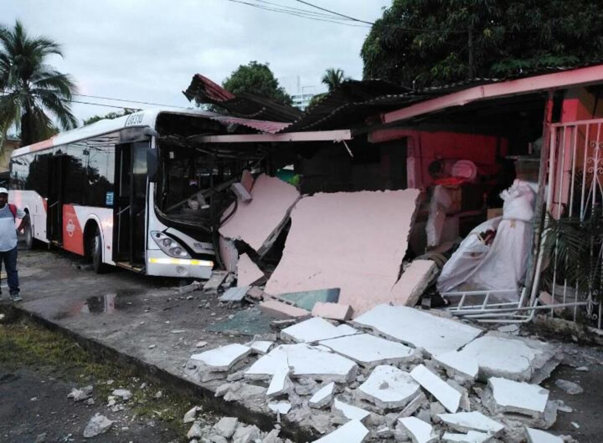 Cinco lesionados al chocar un metrobús contra una casa en Panamá Viejo 