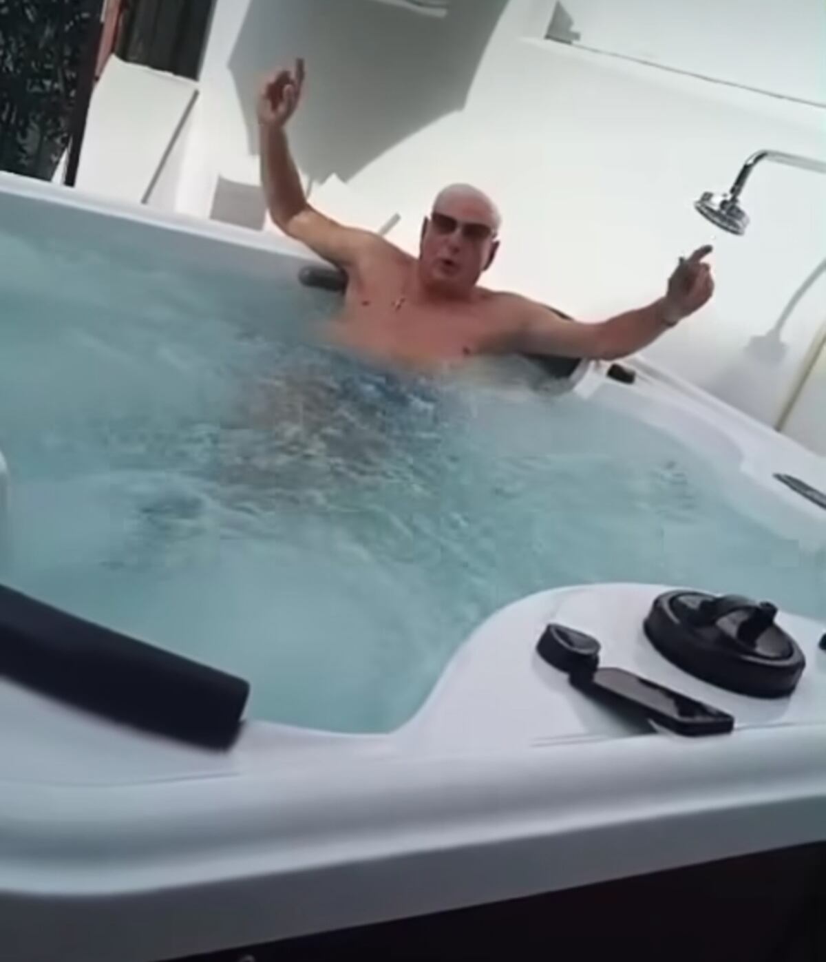 Expresidente Ricardo Martinelli disfruta de jacuzzi en la Embajada de Nicaragua