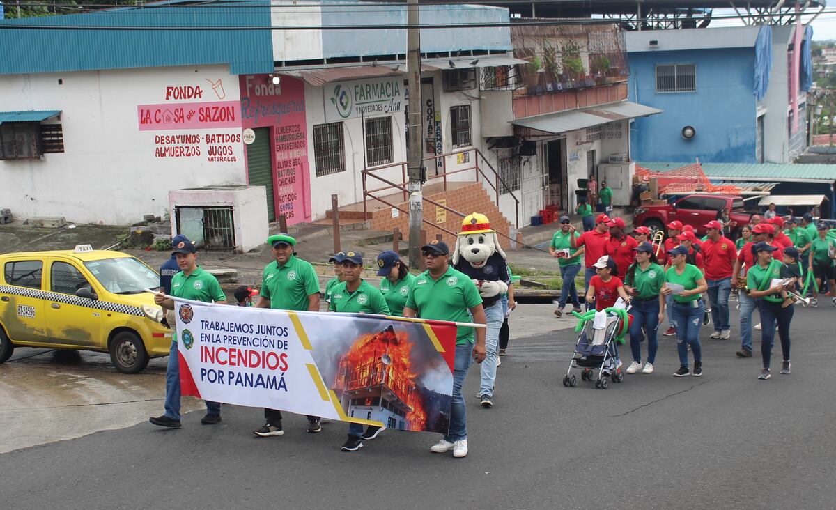 Bomberos salen a las calles para crear concienciación