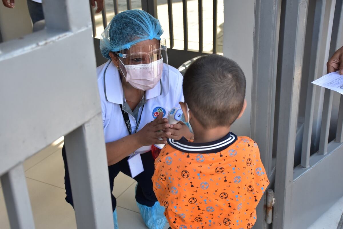 Centros de atención de niños abren bajo estricta supervisión