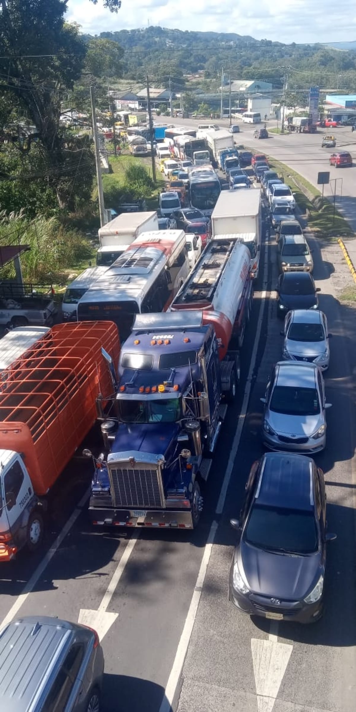 El lema es “tenemos hambre”. Cierran las calles porque no han recibido el bono solidario. Videos