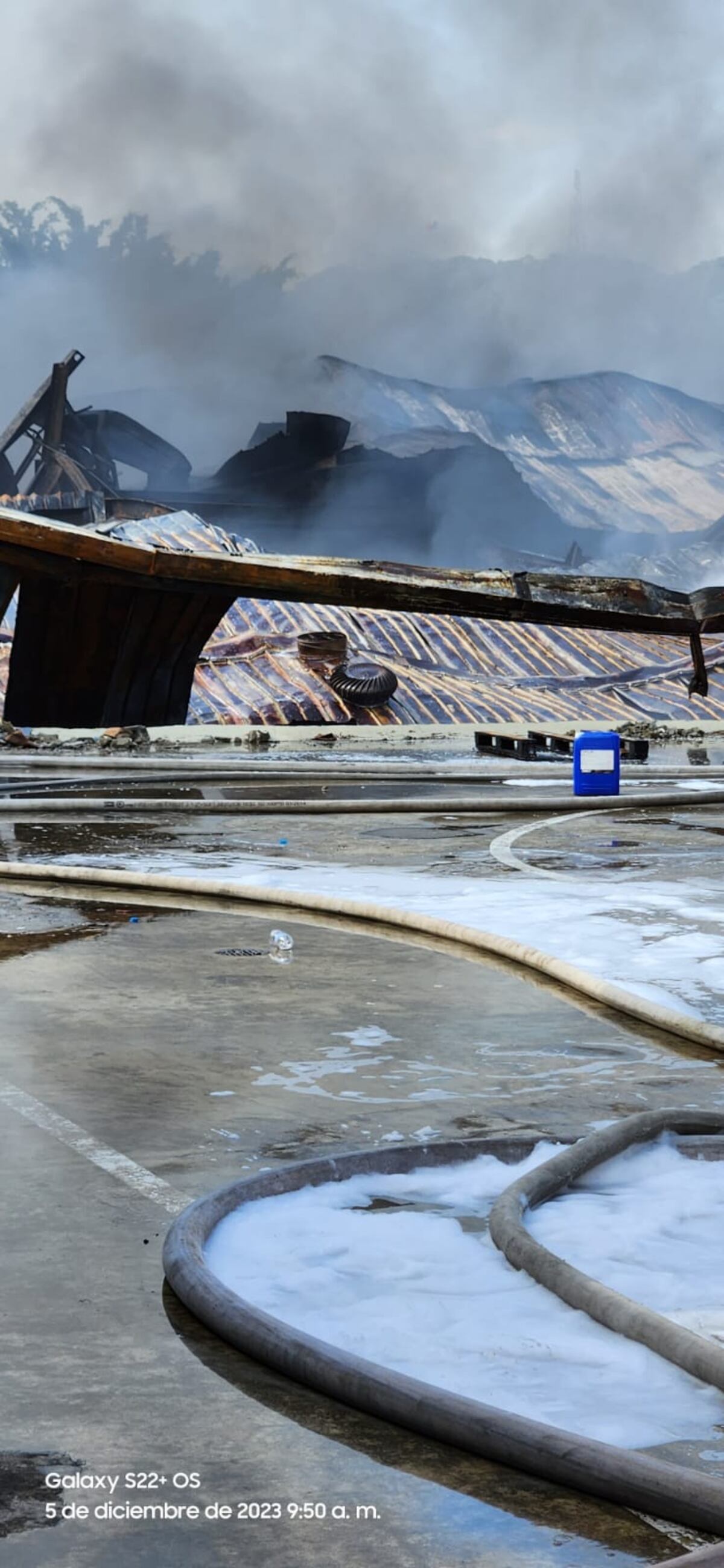 Devastador incendio de Calidonia arrasa con bodega de alfombras,  textiles y depósito de insumos médicos del Hospital Santo Tomás