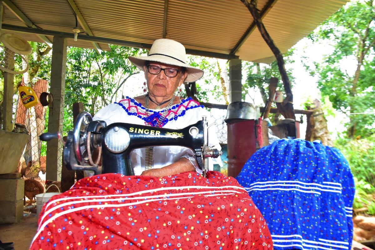 Loor a la Patria. Conoce la historia de doña Florentina Moreno y su centenar de polleras