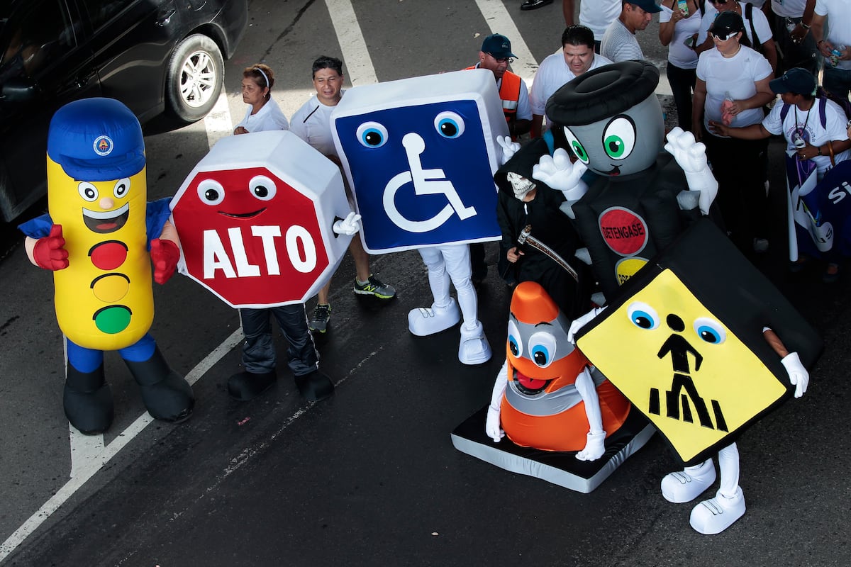 Calles inseguras. Peatones arriesgan sus vidas a diarios  al caminar en las avenidas del país