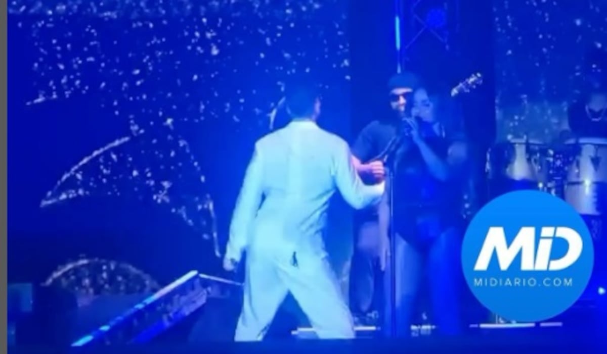 ‘No quiero una tragedia esta noche’: Romeo Santos se cuidó de no caer en plena tarima mojada, pero se contoneó sensualmente duro. Video