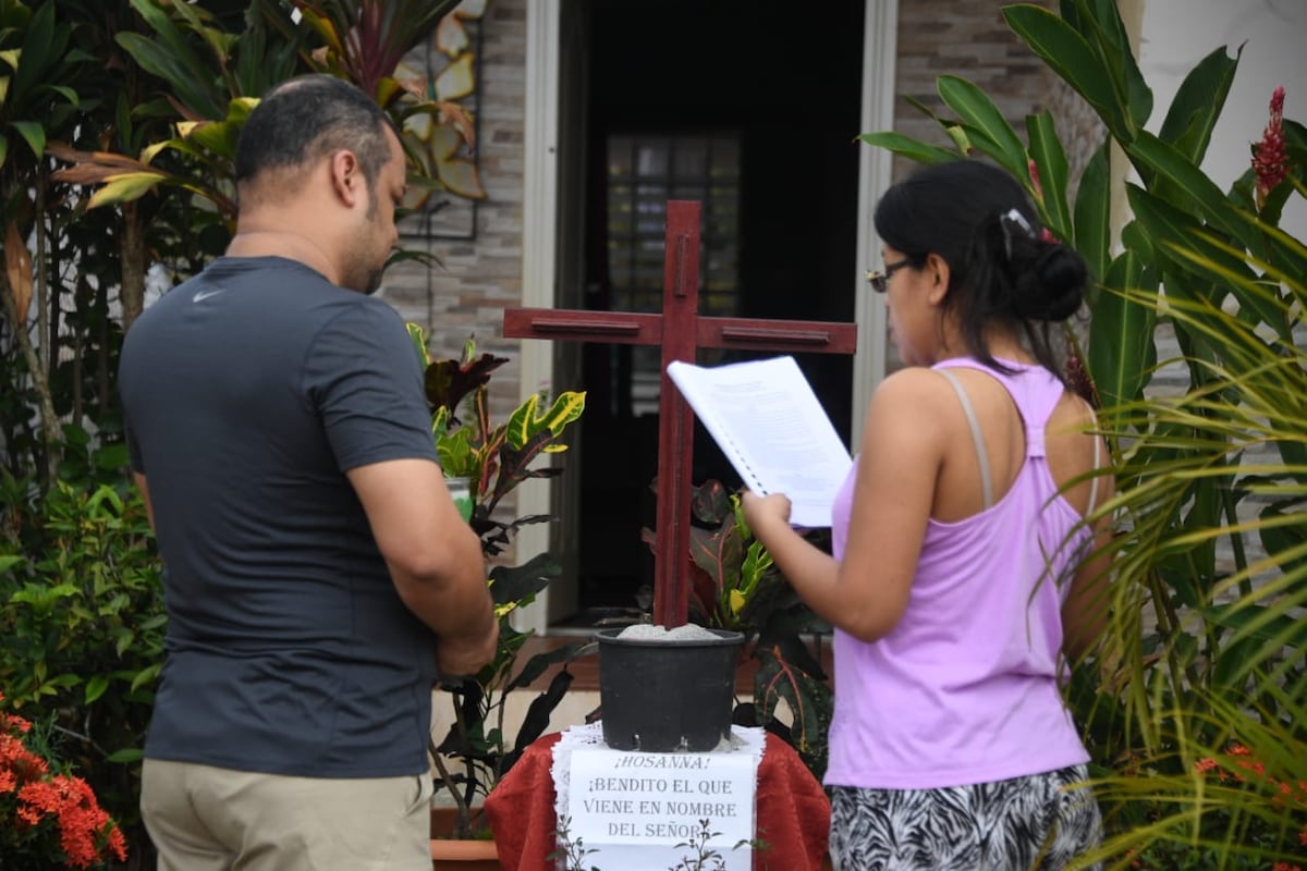 En medio de la cuarentena, algunas persona intentan conmemorar la muerte de Jesucristo este Viernes Santo