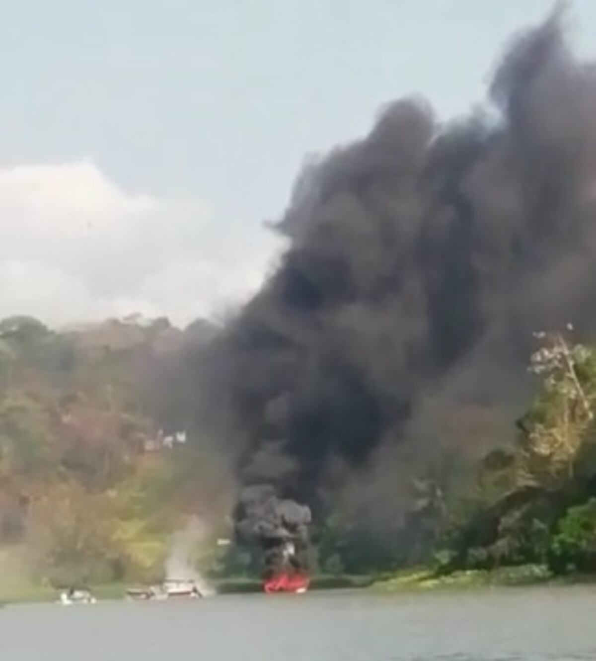 Se enciende lancha en Gamboa. Hay un herido.Video