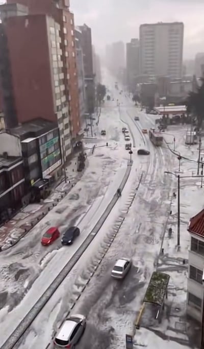 VIDEOS VIRALES | ¡Bogotá se cubrió de ‘nieve’! Impresionante granizada dejó calles completamente blancas