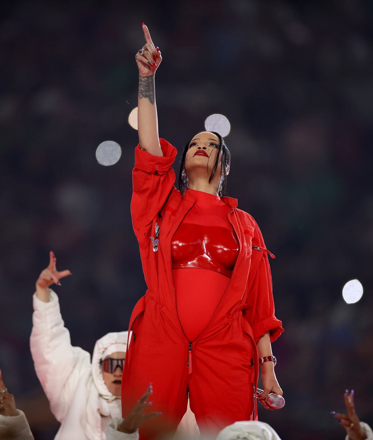 La cantante Rihanna causa revuelo en redes sociales tras su presentación en el Super Bowl. 