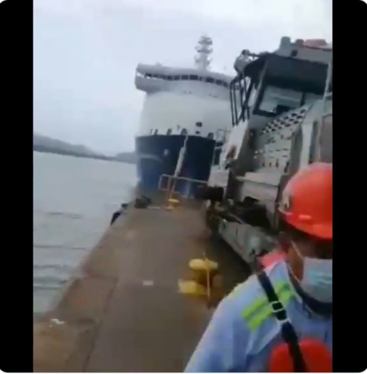 Impresionante. Práctico del Canal de Panamá evita que buque colisione en las Esclusas de Miraflores. Video viral