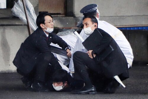 Primer ministro japonés sale ileso de atentado con explosivo