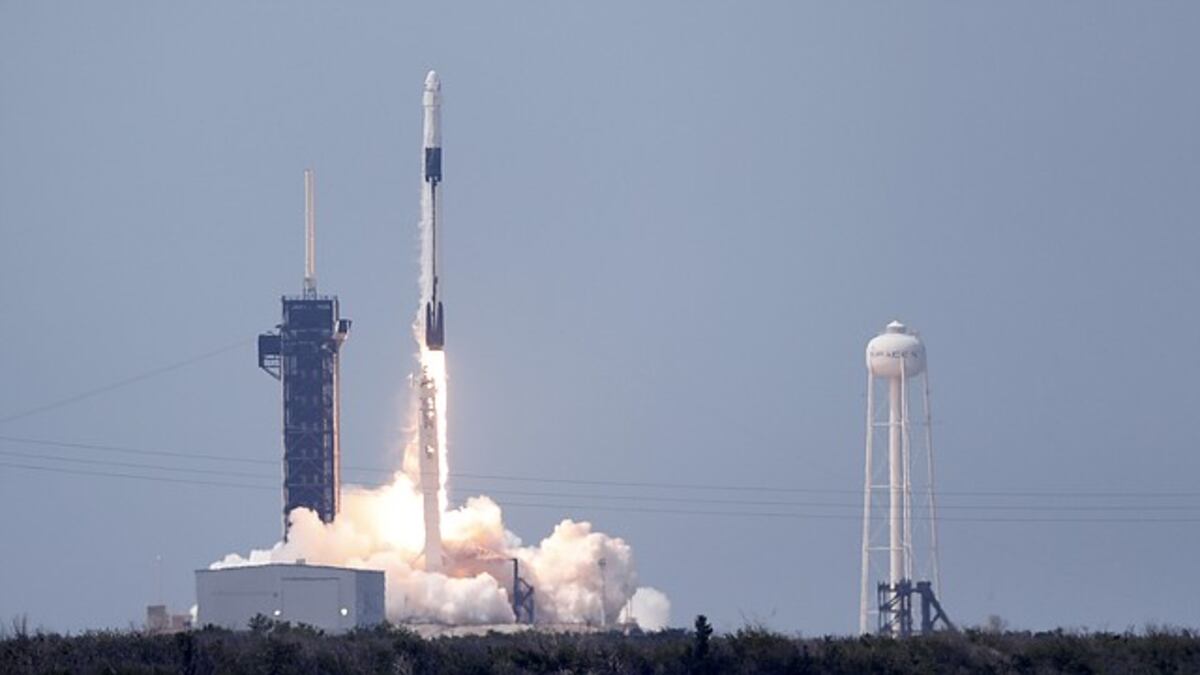 SpaceX inicia la era de las misiones comerciales al espacio