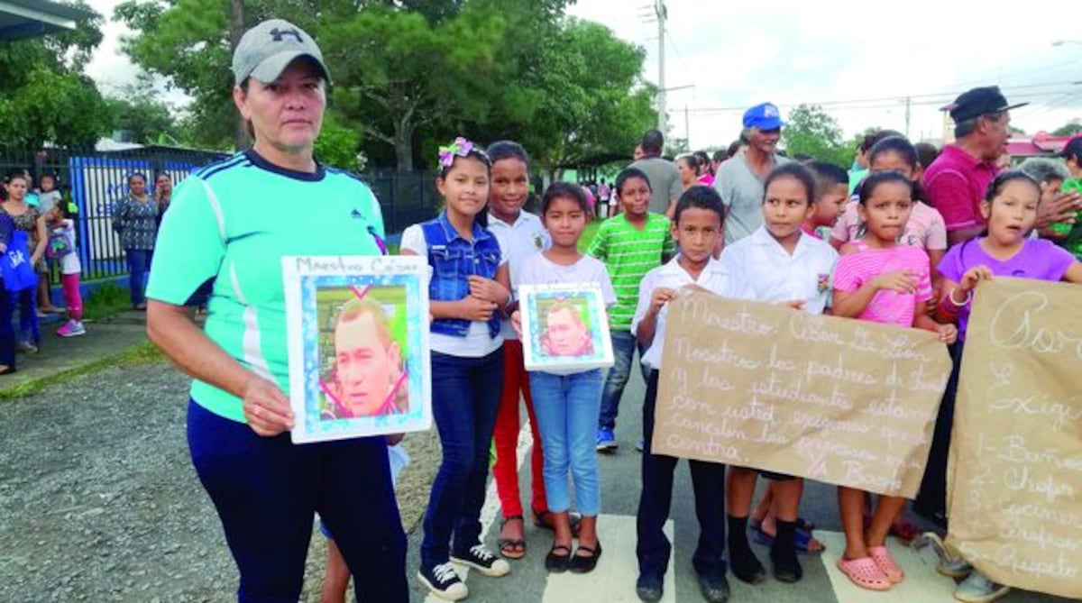 Sonaeños defienden a su maestro y no permitirán que lo saquen 