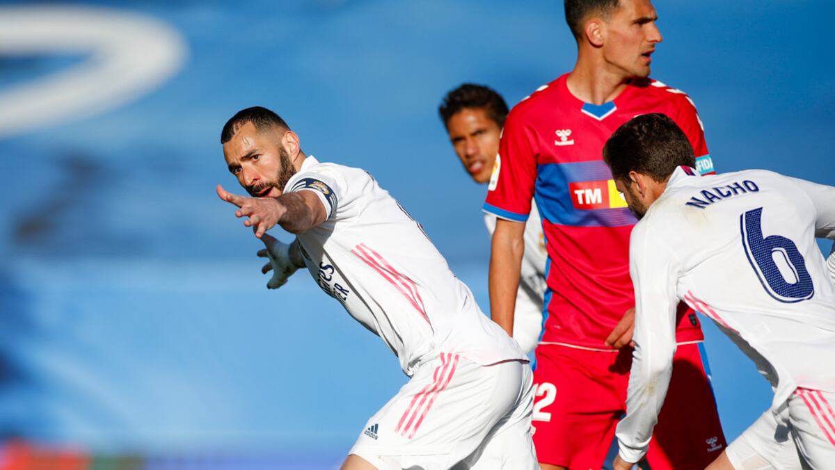 Benzema marca doblete y rescata al Madrid y le da victoria 2-1 sobre el Elche