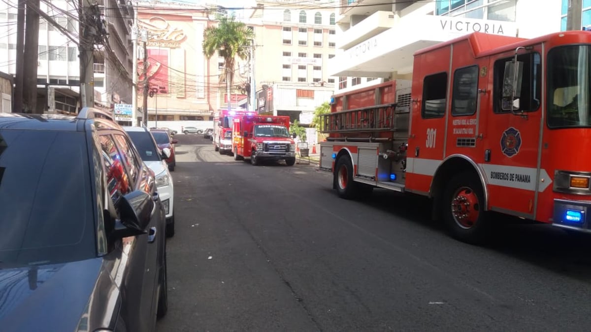 Hombre amenaza con lanzarse desde un séptimo piso en Vía Veneto.  Bomberos atienden la emergencia. Video