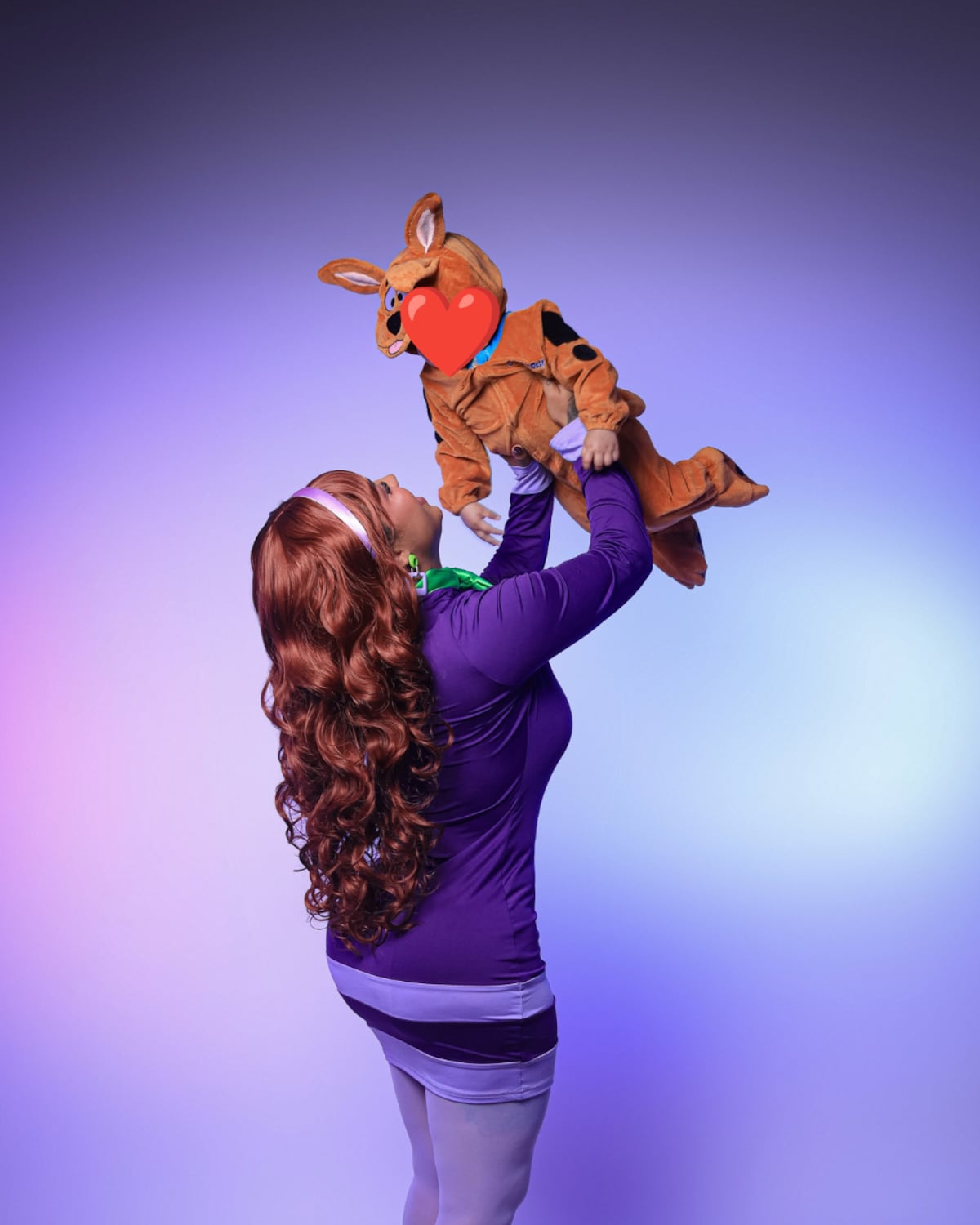 Anyuri se convierte en Daphne y arma su equipo de Scooby-Doo en tiernas fotos para Halloween